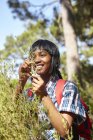 Молода жінка, пішохідний туризм, дивиться на дику траву — стокове фото