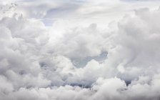 Vista de Nuvens fuffy no céu nublado — Fotografia de Stock