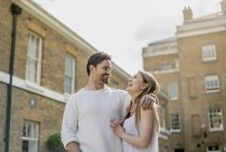 Glückliches junges Paar spaziert entlang der Kings Road, London, Großbritannien — Stockfoto