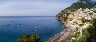 Edifici a picco sul mare, Positano, Costiera Amalfitana, Italia — Foto stock