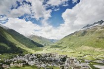 Elevated view of mountains and valley village, Andermatt, Switzerland — Stock Photo