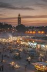 Мальовничий вид на величний міський пейзаж Джамаа-Ель-Fnaa Square, що освітлюється в сутінках, Марракеш, Марокко — стокове фото