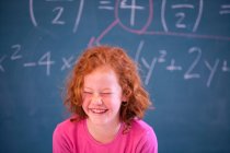 Retrato de colegial primária bonito rindo em sala de aula — Fotografia de Stock