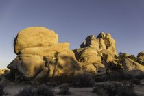 Formazioni rocciose al tramonto nel Joshua Tree National Park al crepuscolo, California, USA — Foto stock