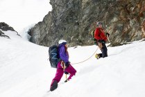 Alpinistes montant une montagne enneigée, Saas Fee, Suisse — Photo de stock