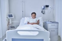 Retrato de menina paciente na cama na enfermaria de crianças do hospital — Fotografia de Stock