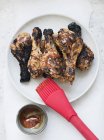 Gegrillte pikante Hühnerkeulen mit Sauce — Stockfoto