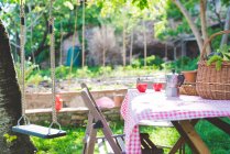 Gartentisch mit Espressomaschine und Espressomaschine — Stockfoto