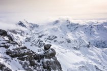 Paesaggio innevato e bassa nuvola, Monte Titlis, Svizzera — Foto stock
