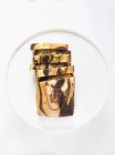 Marmorkuchen in Scheiben geschnitten auf weißem Teller — Stockfoto