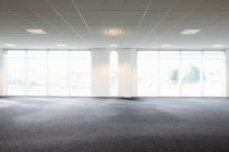 Frontansicht des leeren Büroinnenraums — Stockfoto