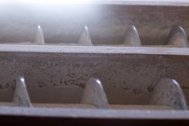 Primo piano della fresatrice e della polvere di farina nel mulino del grano — Foto stock