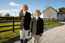 Ritratto di ragazzi che indossano abiti da equitazione — Foto stock