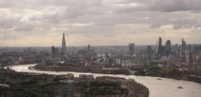 Blick vom Kanariensteg über die Themse und die Skyline von London, London, Großbritannien — Stockfoto