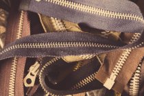Gros plan de la pile de zips, chez les fabricants de vestes en cuir — Photo de stock