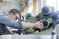 Homme adulte caucasien travaillant dans l'atelier de meulage — Photo de stock