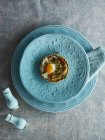 Crostata salata con uovo servita su piatto — Foto stock