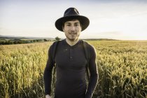 Porträt eines Mannes mit Hut, der im Feld steht — Stockfoto