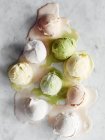 Palline di gelato che si scioglie sulla superficie di marmo — Foto stock