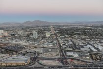 Vista aérea de la ciudad de Las Vegas bajo el cielo del atardecer - foto de stock