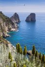 Klippen und Felsen im Meer, Capri, Amalfiküste, Italien — Stockfoto