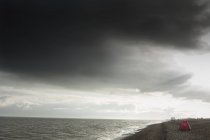 Намети розбиті на пляжі біля моря, Aldeburgh, Саффолк, Англія — стокове фото