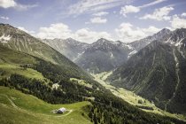 Edifici in valle alberata, Passo Jaufenpass, Alto Adige, Italia — Foto stock