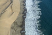 Vista aérea das ondas do oceano na Namíbia — Fotografia de Stock