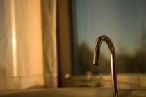 Wasserhahn für die Küchenspüle, Nahaufnahme — Stockfoto
