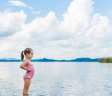 Mädchen im Badeanzug am See, wegschauen, Füssen, Bayern, Deutschland — Stockfoto