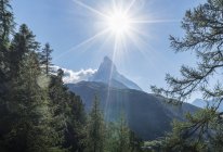 Vista iluminada do sol de Matterhorn, Zermatt, Cantão Wallis, Suíça — Fotografia de Stock