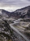 Winding road by Mount Baker, Washington, EE.UU. - foto de stock