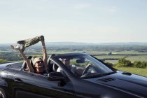 Couple d'âge mûr en voiture convertible — Photo de stock