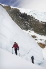 Bergsteiger Skitouren auf schneebedeckten Bergen, Saas Fee, Schweiz — Stockfoto