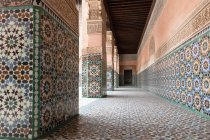 Gekachelter Portikus bei ben youssef madrasa, Marrakesch, Marokko — Stockfoto