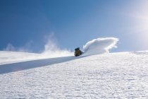 Hombre snowboard down steep mountain, Trient, Swiss Alps, Suiza - foto de stock