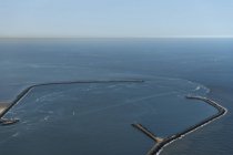 Foto aérea de los rompeolas que protegen el puerto de IJmuiden, IJmuiden, Holanda del Norte, Países Bajos - foto de stock