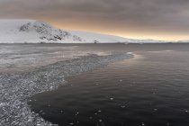 Nuvole basse sopra gli iceberg sul canale Lemaire, Antartide — Foto stock