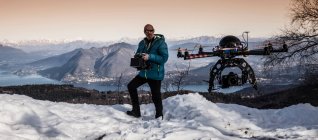 Uomo maturo in procinto di volare drone, Stresa, Piemonte, Italia — Foto stock