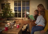 Madre e figli festeggiano insieme il Natale — Foto stock