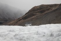 Снегоход припаркован на леднике, Канада — стоковое фото