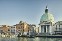 Церковь Сан Симеоне Пикколо на набережной, Венеция, Италия — стоковое фото
