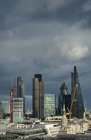 Luftaufnahme von Wolkenkratzern mit Regenwolken im Hintergrund, London, Großbritannien — Stockfoto