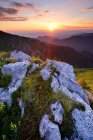 Felsen und Wildblumen bei Sonnenuntergang, Naturpark Bolschoi Thach, kaukasische Berge, Republik Adygäa, Russland — Stockfoto
