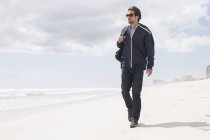 Jeune homme se promenant seul sur la plage, Western Cape, Afrique du Sud — Photo de stock