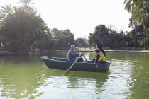 Famille en bateau à rames sur le lac ensemble — Photo de stock