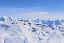Сніг покрив гірський пейзаж у яскравому сонячному світлі — стокове фото