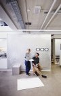 Архітектори в офісі обговорюють креслення в офісі — стокове фото