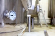 Manómetro en tanque de cerveza en cervecería a pequeña escala - foto de stock