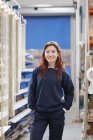 Porträt einer jungen Arbeiterin in einer Rollladen-Fabrik — Stockfoto